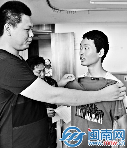 熱心讀者江先生，給權鋒買了兩件T恤，都剛好合身