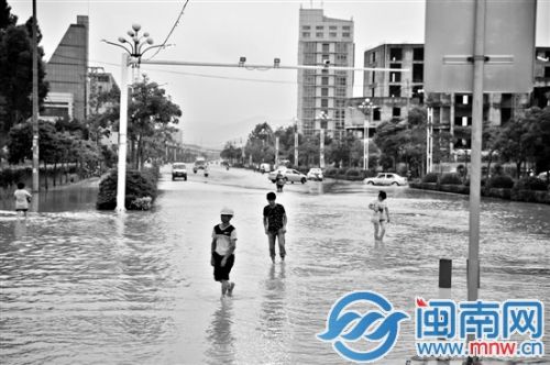昨日暴雨，南安霞美部分路段積水，市民只好趟水走過