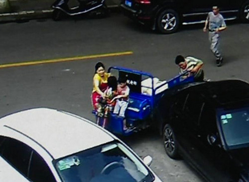 熊孩子开车撞奔驰 盘点不疯魔不成活熊孩子（图）