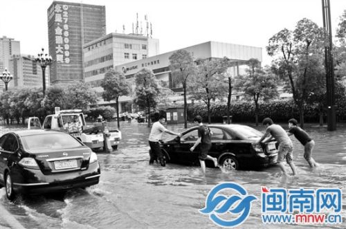 晋江世纪大道,车辆抛锚,交警现场疏导