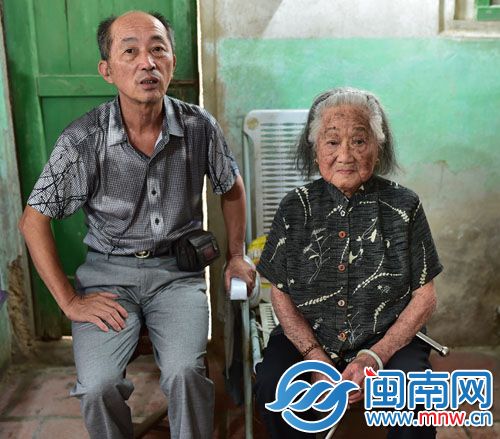 男子一日三餐后 陪母亲聊聊古早事