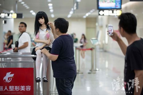 硅胶娃娃“买家秀”:58岁男人迎来