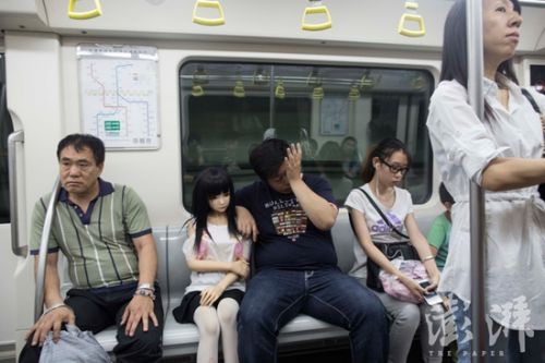 硅胶娃娃“买家秀”:58岁男人迎来