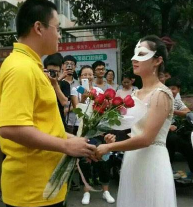 女老师求婚男同学 网友：爱就勇敢点（现场图）