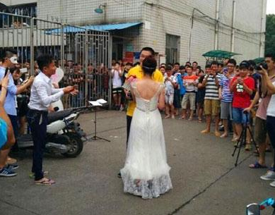 女老师求婚男同学 现场穿婚纱捧花热吻（组图）