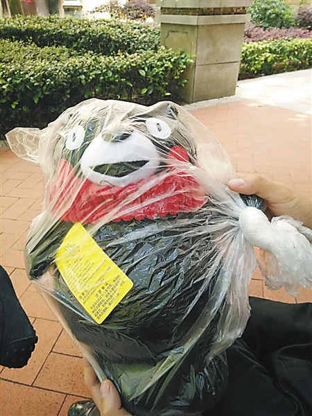 小陈收到的玩具熊 涪陵警方供图