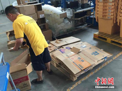 (苏宁快递员正在打包废弃快递垃圾) (苏宁快递员正在打包废弃快递垃圾)