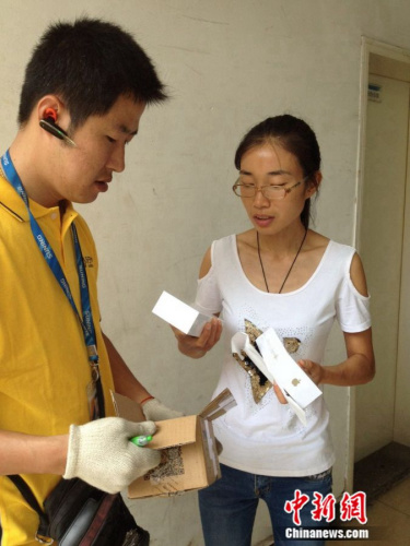 　　(苏宁快递员在征得客户王女士同意后将快递盒回收)