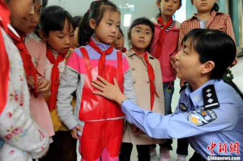 资料图：一名女警官告诉孩子们身体的哪些部位不能被随意碰触。<a target='_blank' href='http://www./'>中新社</a>发 张娅子 摄
