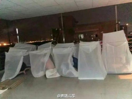 高校女生集体睡楼顶