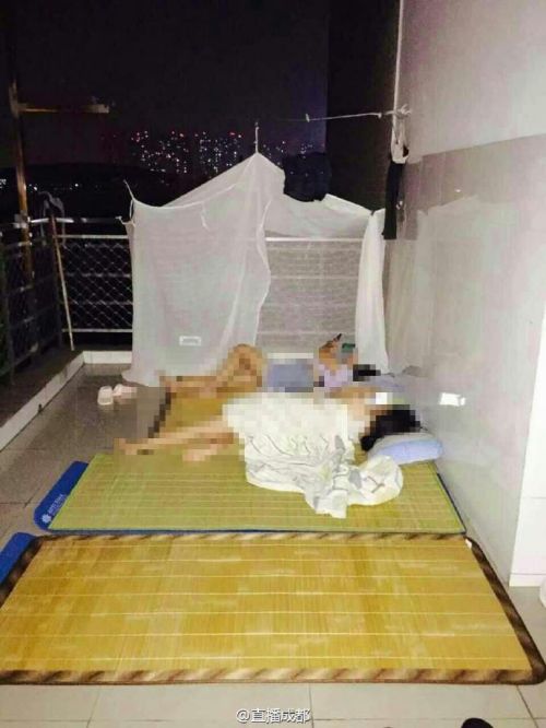 高校女生集体睡楼顶