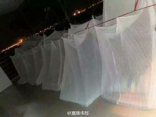 高校女生集体睡楼顶