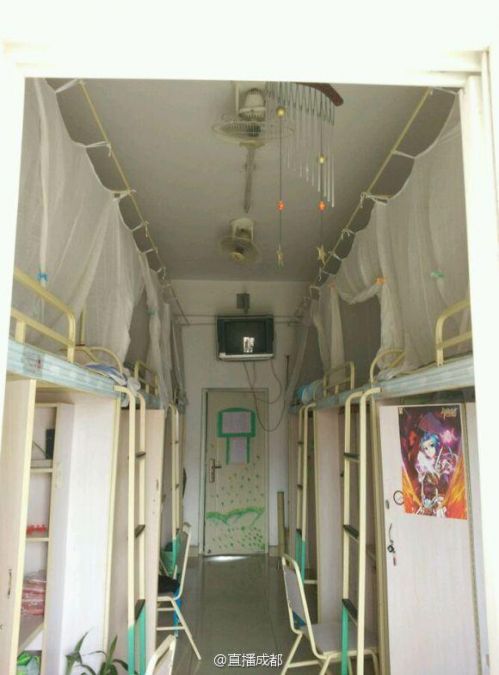 高校女生集体睡楼顶