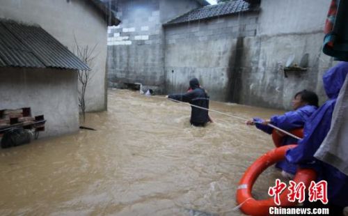 图为：消防员正在转移湖州杨家埠高速边五十余名被困群众。　湖州消防支队提供 摄