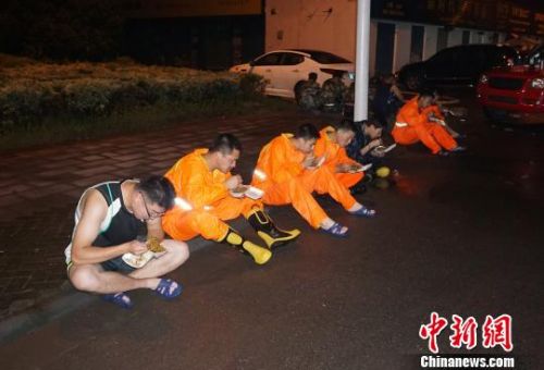 浙江湖州遭暴雨袭击消防官兵救援20多小时在机器旁睡着