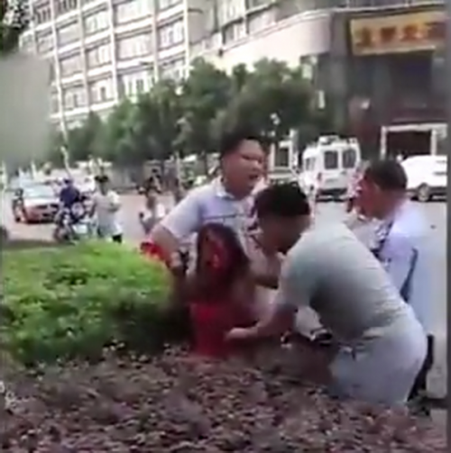 男子棍棒袭击路人 警方警告无效开枪击中男子(现场图)