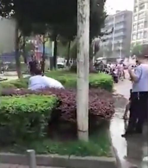 男子棍棒袭击路人 被警方警告无效后开枪击中(现场图)