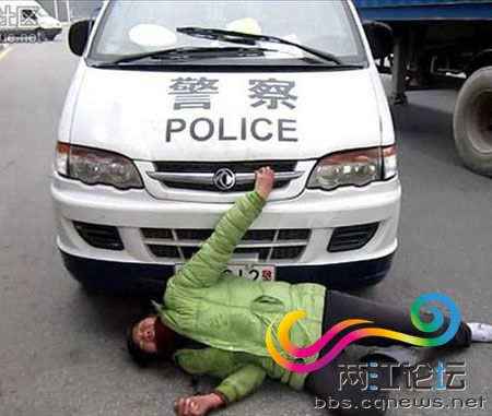 孕妻躺警车阻执法(现场图) 白裙女遭吐槽&ldquo;好妻子&rdquo;