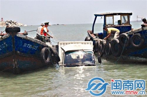 在边防民警的帮助下,落水货车最后被拉上岸