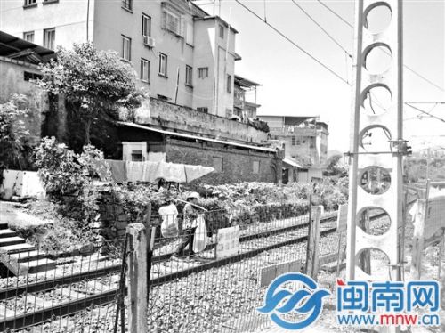 一村民正横穿铁路