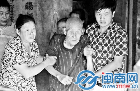 三兄妹的爷爷黯然神伤