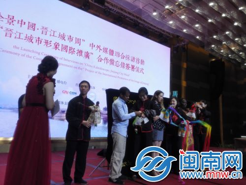 外媒记者与本地掌中木偶表演艺术家共同演绎节目