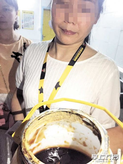 装蚝油的桶口长了一圈霉菌。长沙晚报记者 朱炎皇 实习生 肖雪晴 摄影报道