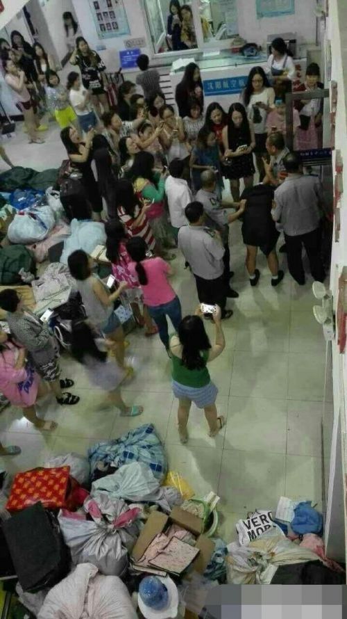 被发现后,保安将男子控制。男子学士服内只穿内裤。