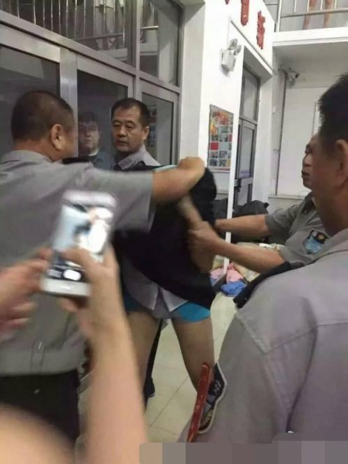 今日凌晨有学生爆料,“沈航半夜有男学生戴假发、穿着学士服进入女寝, 藏在厕所、楼道等角落。”