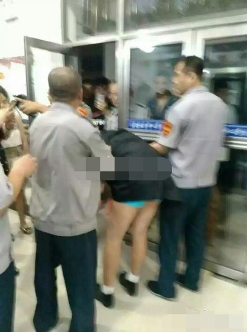 目前,学校暂未回应此事。此说法还未得到官方证实。也有爆料人称,该男子被发现后曾表示自己是来找女朋友的。