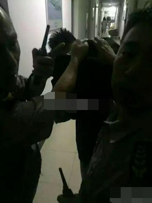 有学生表示,该男子很可能是该校学生,可能不止一人。是变态还是恶作剧