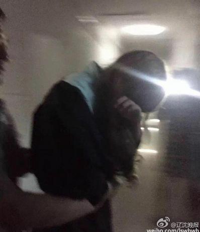 男生戴假发闯女寝 只穿内裤藏厕所被抓现行称来找女朋友的