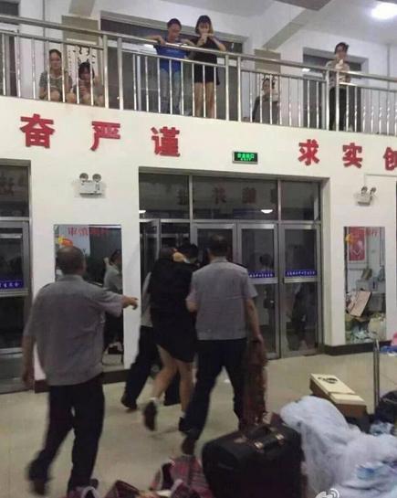 男生戴假发闯女寝 只穿内裤藏厕所被抓现行称来找女朋友的