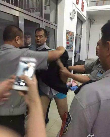 男生戴假发闯女寝 只穿内裤藏厕所被抓现行称来找女朋友的
