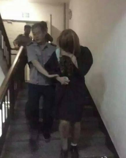 男生戴假发闯女寝 只穿内裤藏厕所被抓现行称来找女朋友的