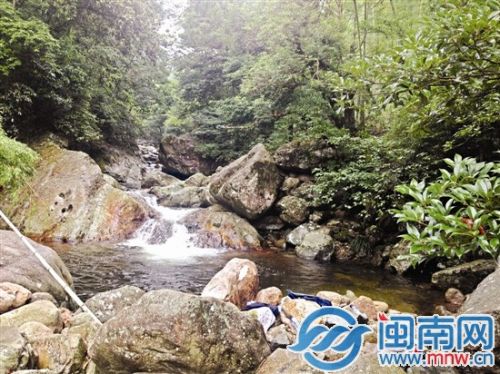 事发小水潭很小，约2米深，岸上还留有衣物