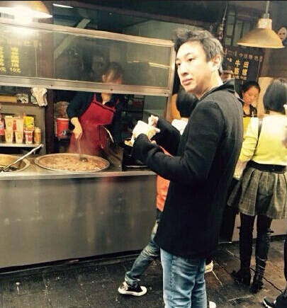 王思聪路边摊买饼 首富的命屌丝的心极其平民