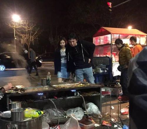 王思聪路边摊买饼 首富的命屌丝的心极其平民