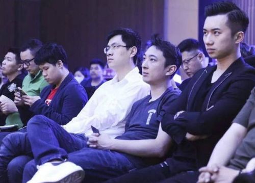 王思聪路边摊买饼 首富的命屌丝的心极其平民