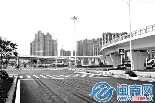 江濱南路改造后，瀝青路面平坦寬敞