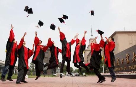 学士服上的衬带有什么讲究?黑色蓝色红色金色