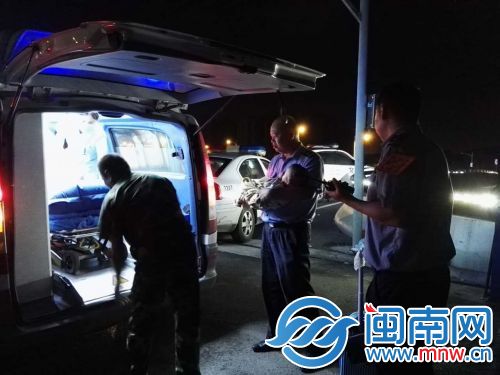 孕妇张女士还带着一个1周岁左右的孩子，在客运值班员的陪护下到医院生产