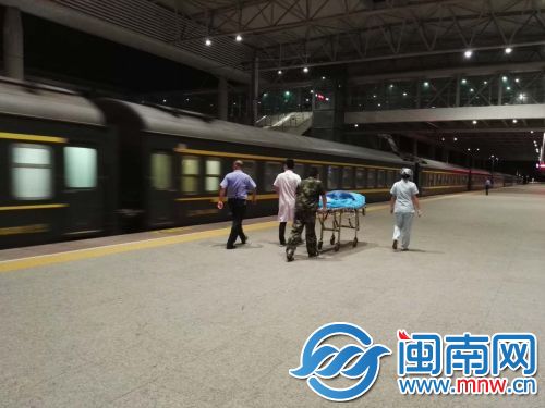 医务人员提前到车站等待