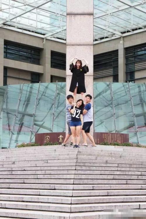 浙大美女拍高难度毕业照 网友给跪了(组图)