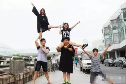 浙大美女拍高难度毕业照 网友给跪了(组图)