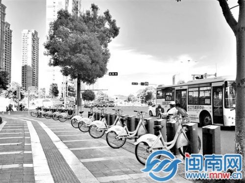 石狮濠江路与宝岛路交汇处，公共自行车已安装完毕