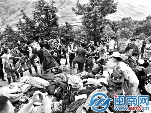 贾媛给云南当地村民分发衣物