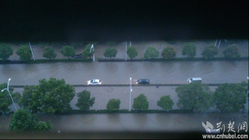 湖北武汉特大暴雨现场图片、视频：渍水严重 交通瘫痪
