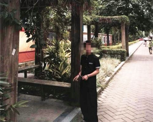 龙岩:嫌犯光天化日路过女生抢夺脖子勇擒女生没司机男子图片