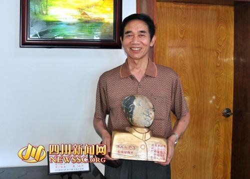 男子捡到中国伟人造型奇石：视为传家宝